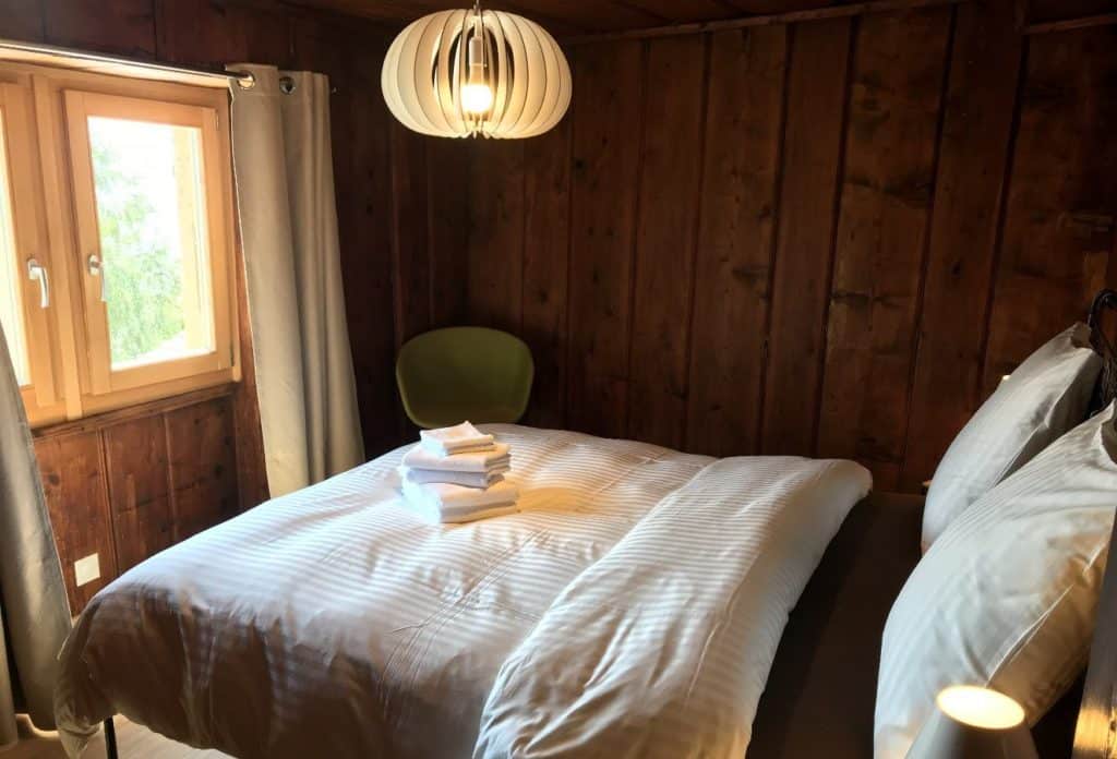 La CONFORT TRIPLE avec un grand lit double et 1 petit lit (chambres séparées, salle de bain commune)