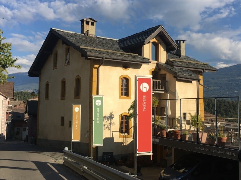 Das Grand Maison, Blick auf saußenweise mit Panoramaterrasse